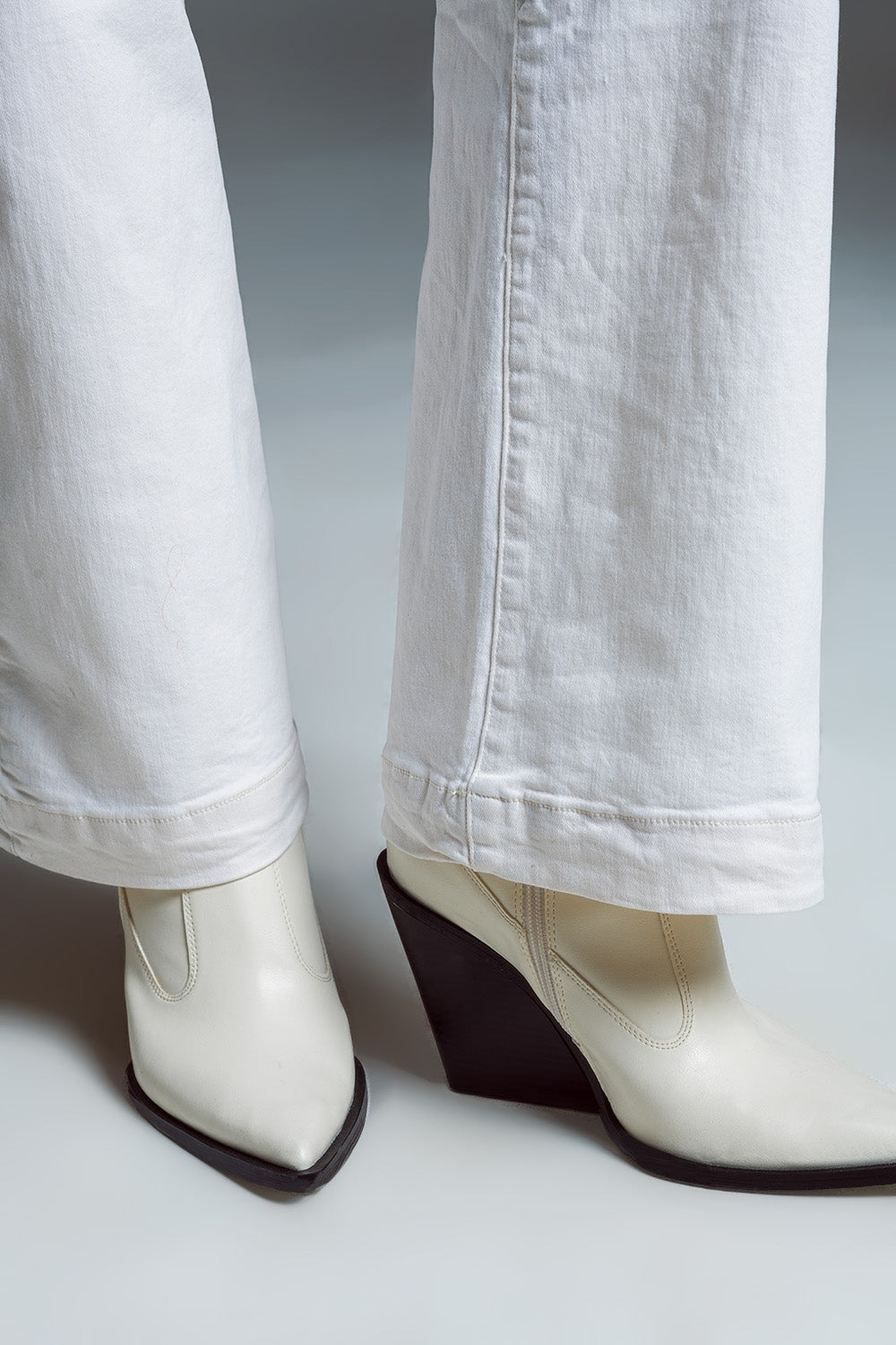 vaqueros acampanados de cintura alta con bolsillos delanteros en blanco