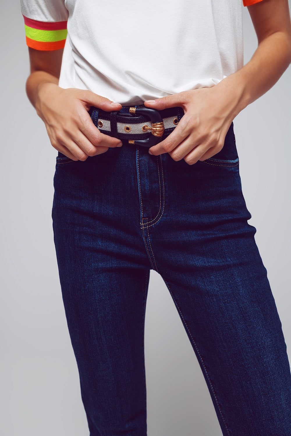 Vaqueros acampanados de mujer en color azul oscuro, tiro alto y cinco bolsillos