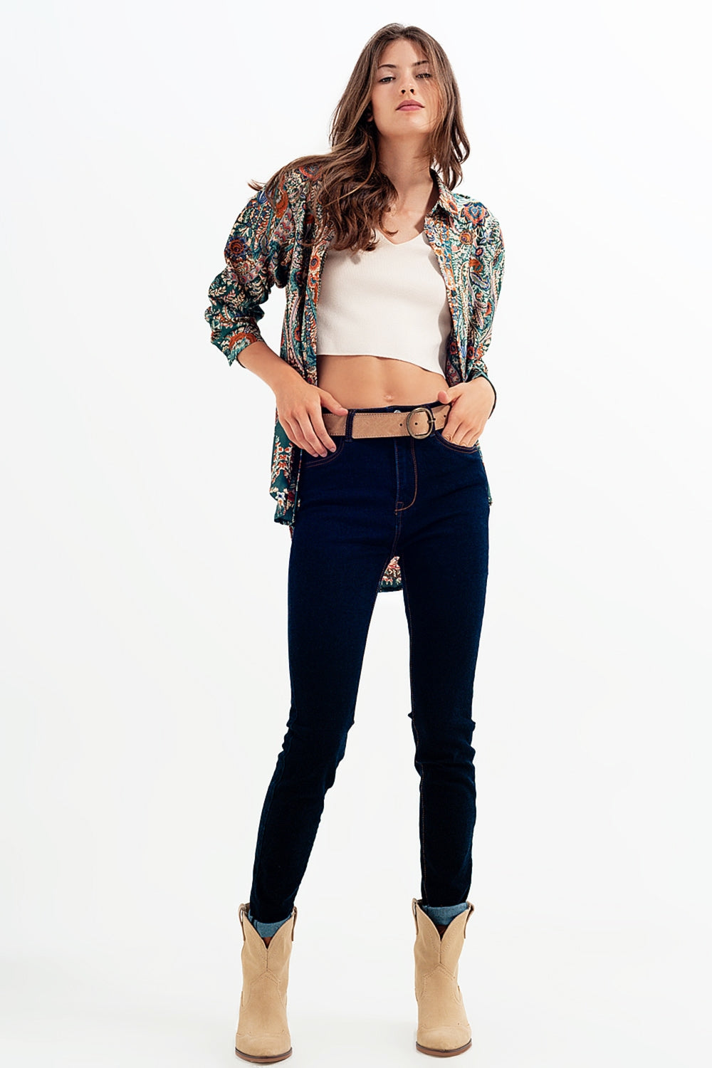 Vaqueros ajustados con lavado azul oscuro