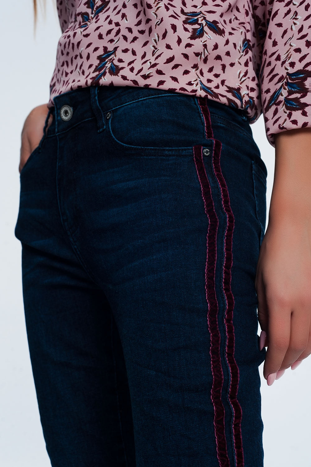 Vaqueros ajustados con rayas deportivas rojas