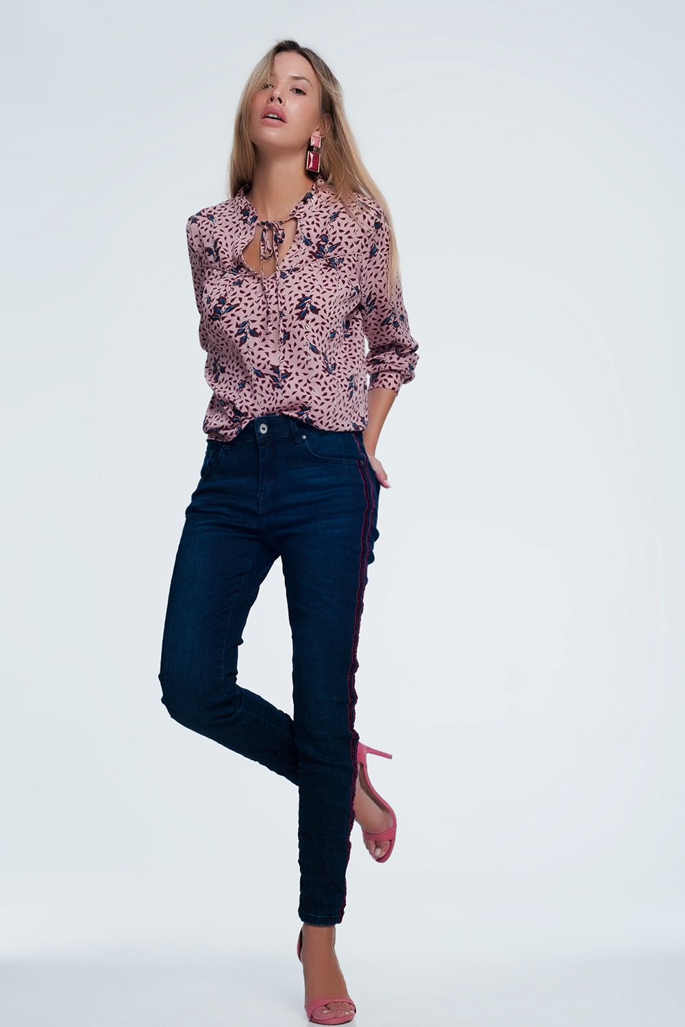 Vaqueros ajustados con rayas deportivas rojas