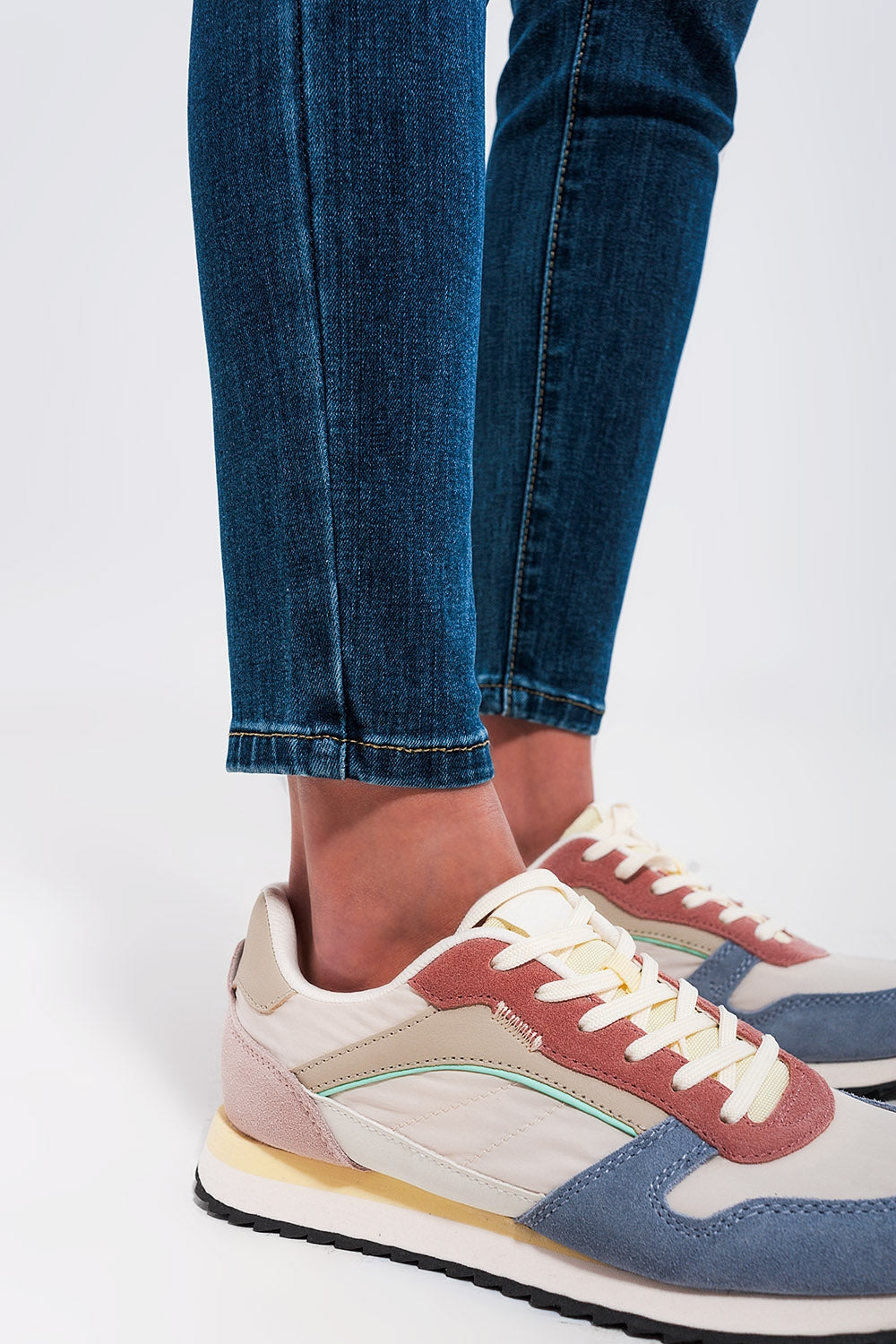 Vaqueros ajustados de talle alto con lavado oscuro