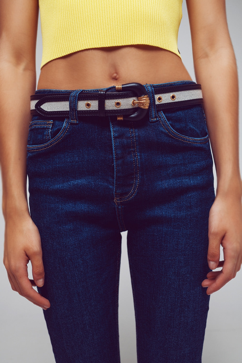 Vaqueros ajustados en lavado medio azul