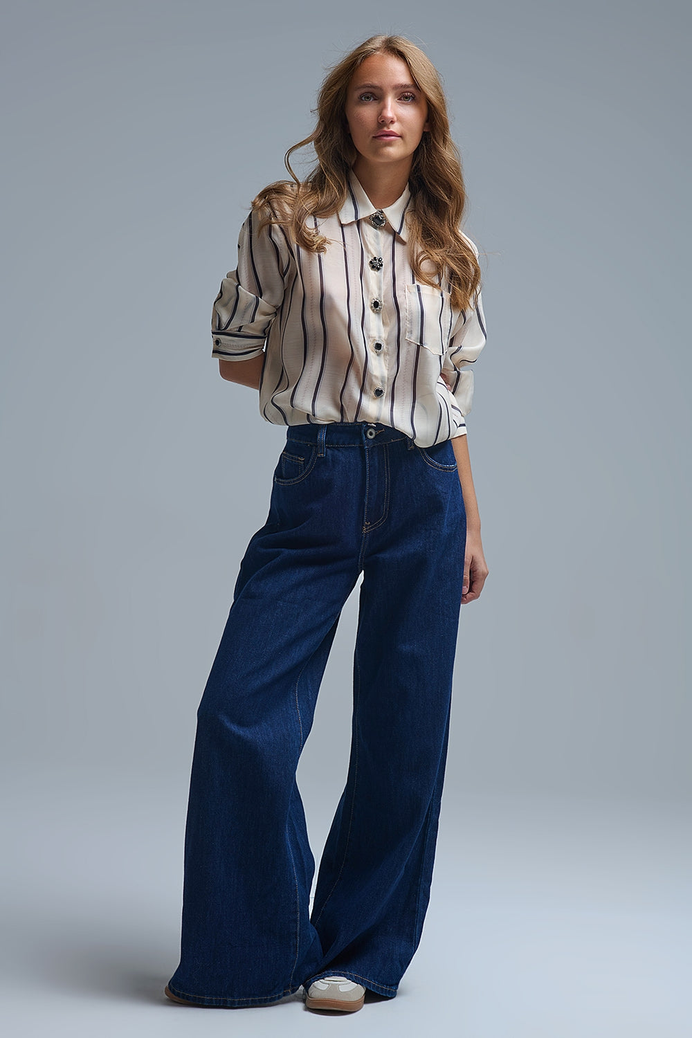 Vaqueros anchos de pierna recta azul oscuro de moda