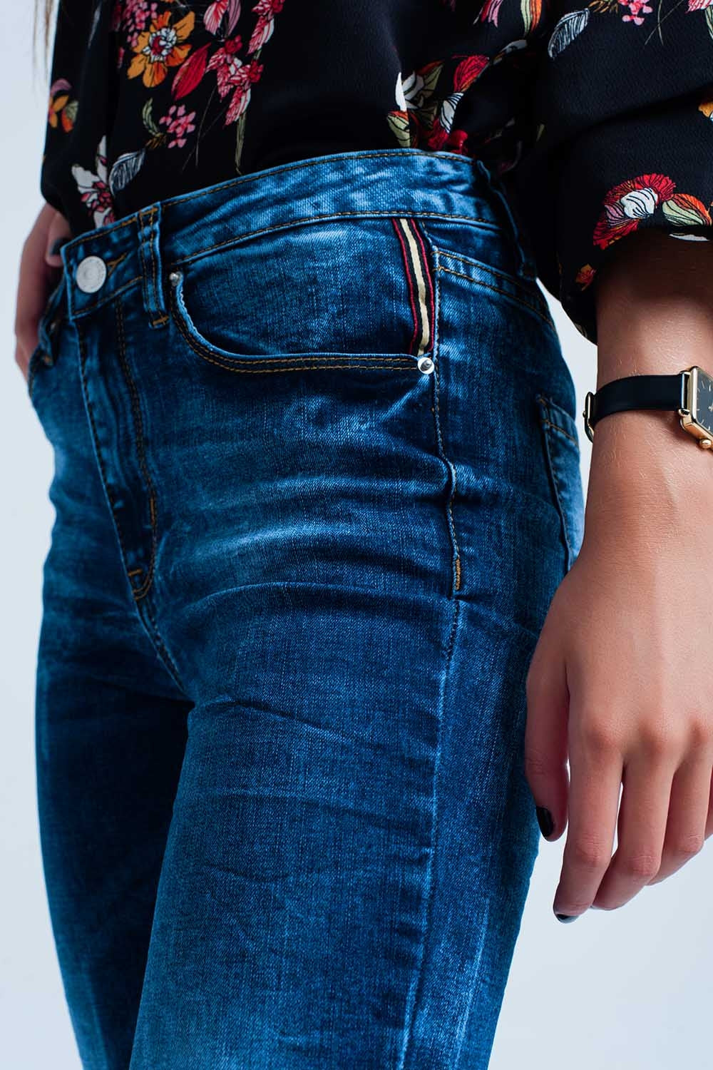 Vaqueros azules arrugados de tiro alto