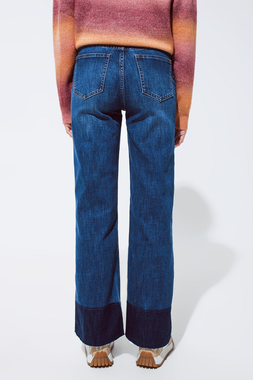 Vaqueros azules de corte recto con dobladillo azul oscuro