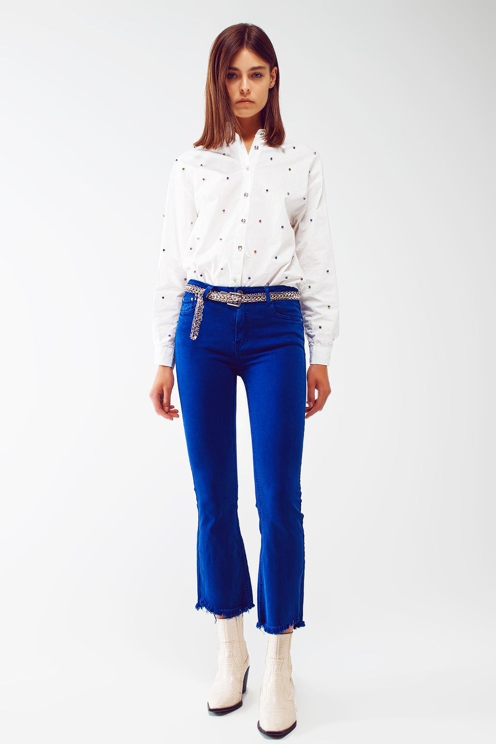 Vaqueros azules de pernera acampanada con bajos sin rematar look completo