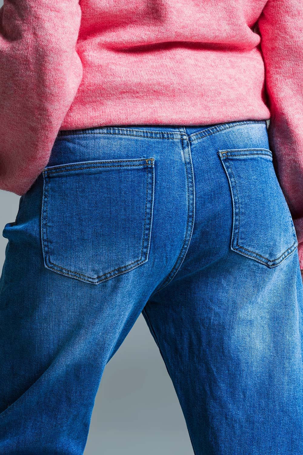 Vaqueros Basic Mom Fit en lavado medio con pinzas en las rodillas