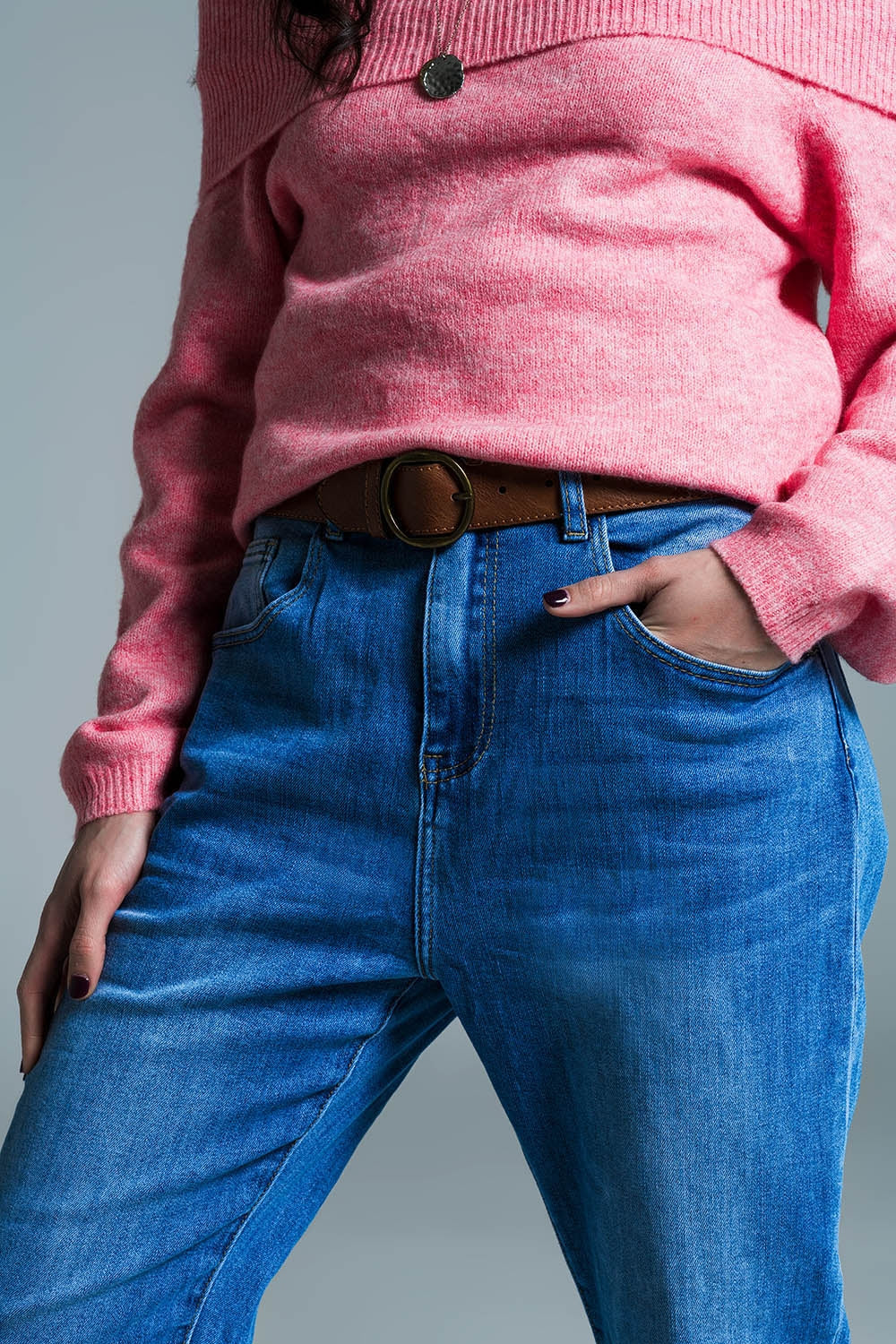 Vaqueros Basic Mom Fit en lavado medio con pinzas en las rodillas