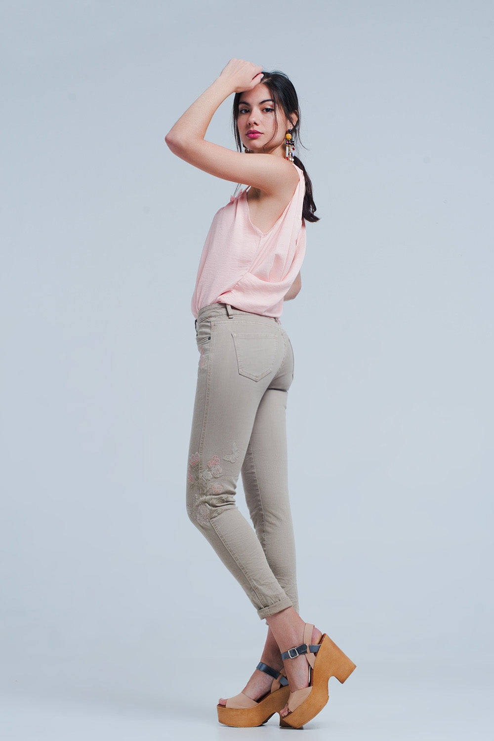 Vaqueros beige con bordado floral