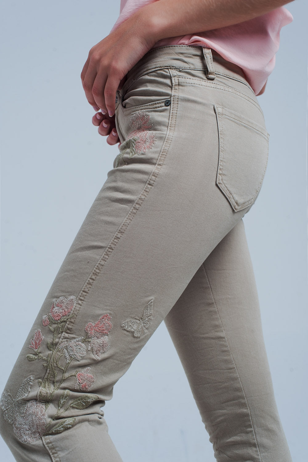 Vaqueros beige con bordado floral
