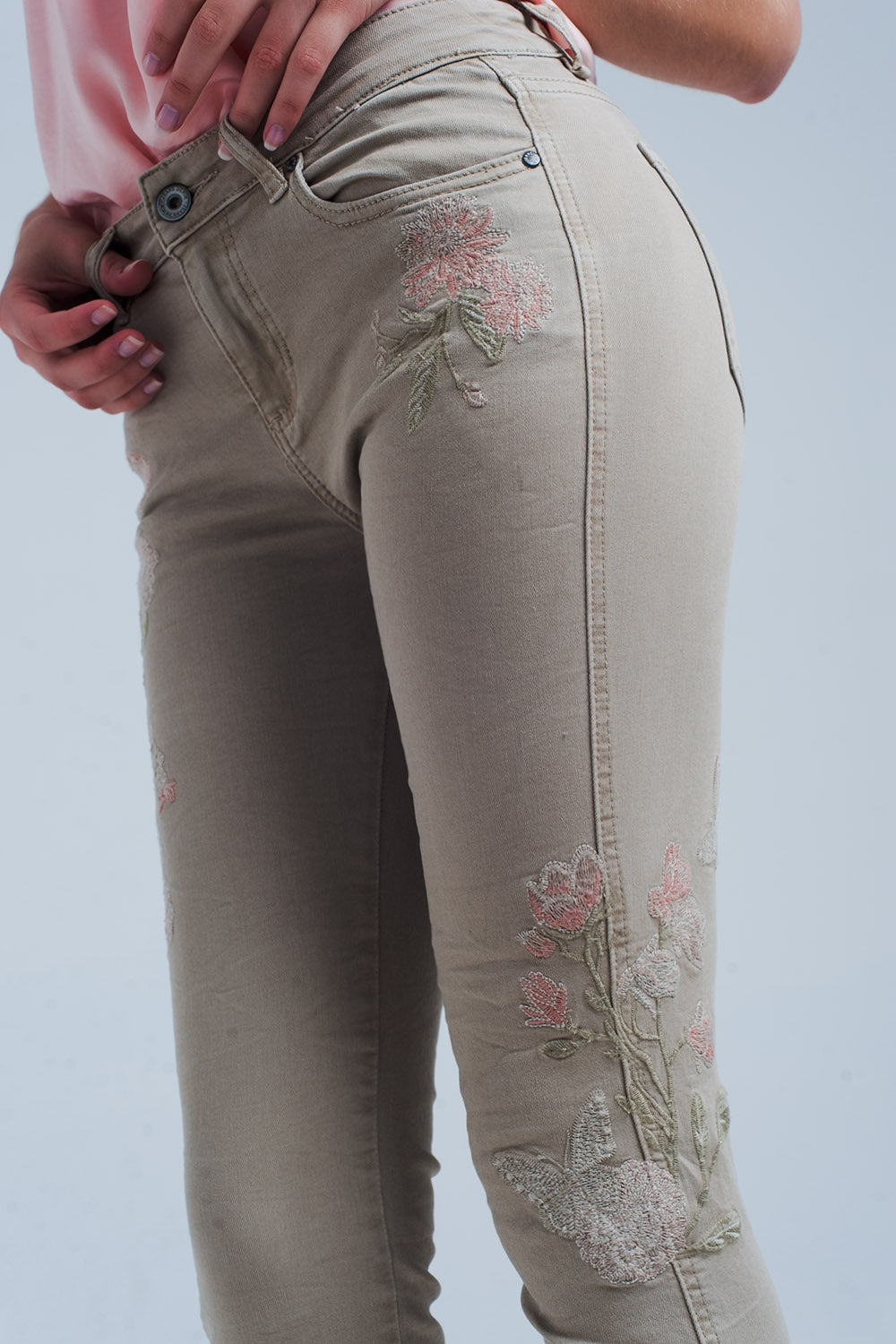 Vaqueros beige con bordado floral