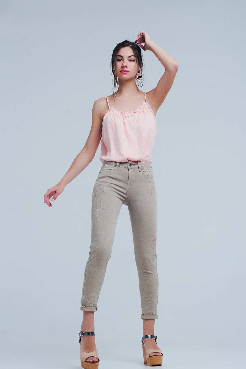 Vaqueros beige con bordado floral