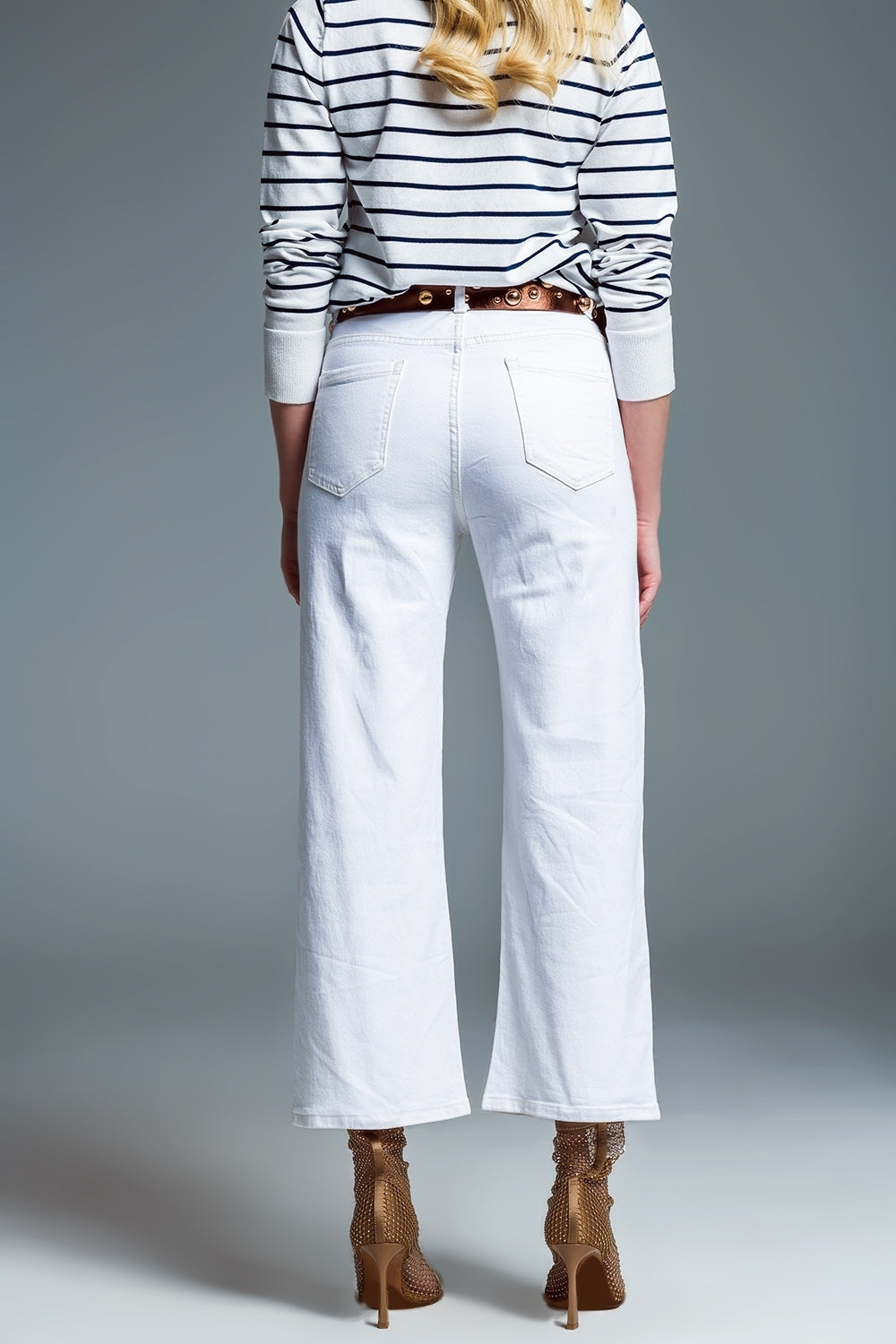 Vaqueros blancos de pata ancha con acabado metalizado en dorado