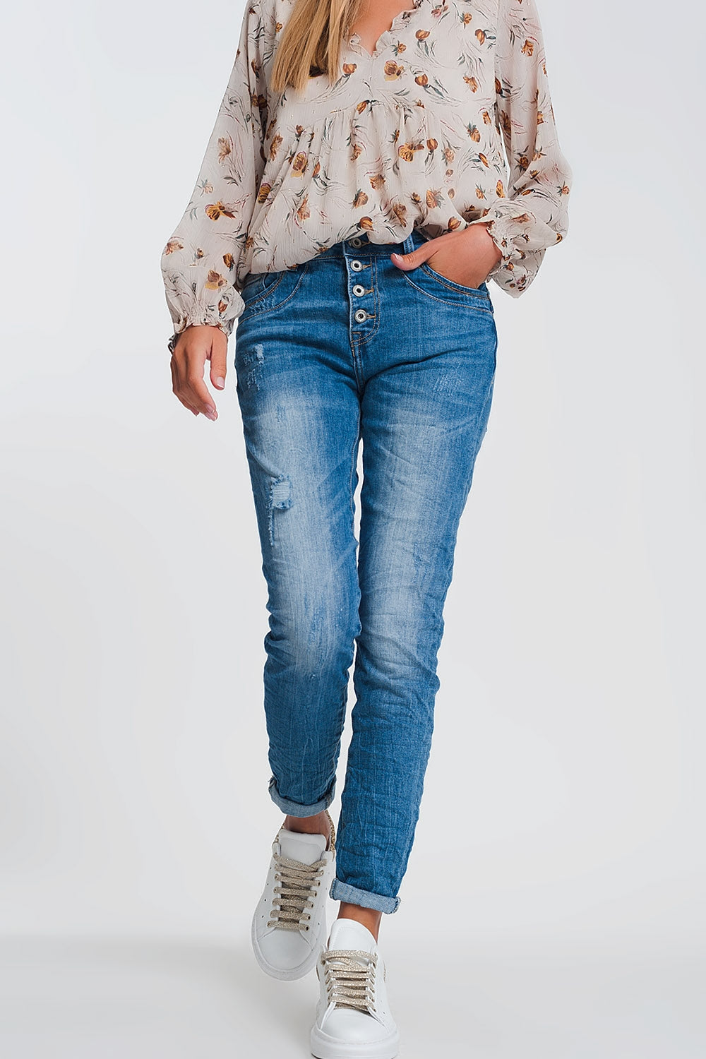 Vaqueros boyfriend arrugados en denim claro con detalles rasgados