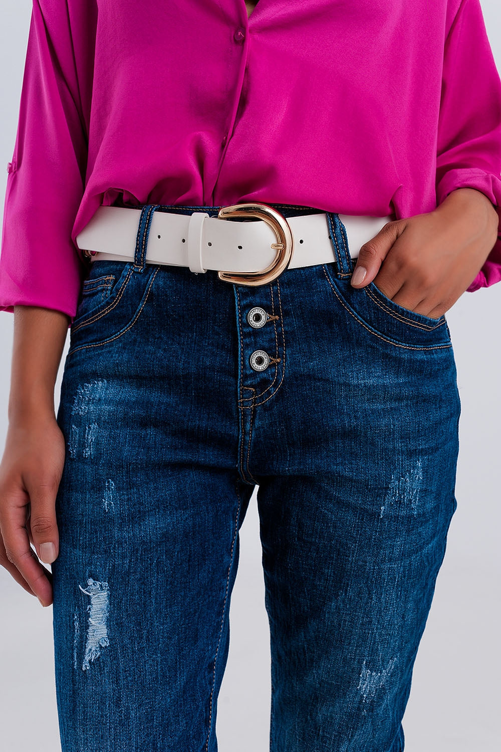 Vaqueros boyfriend azul oscuro rasgados con botones expuestos