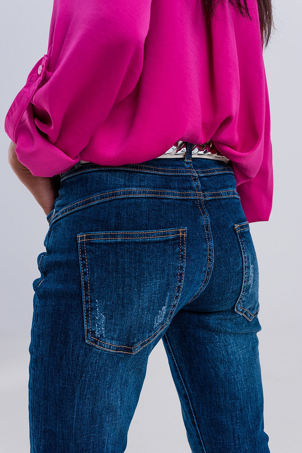 Vaqueros boyfriend azul oscuro rasgados con botones expuestos