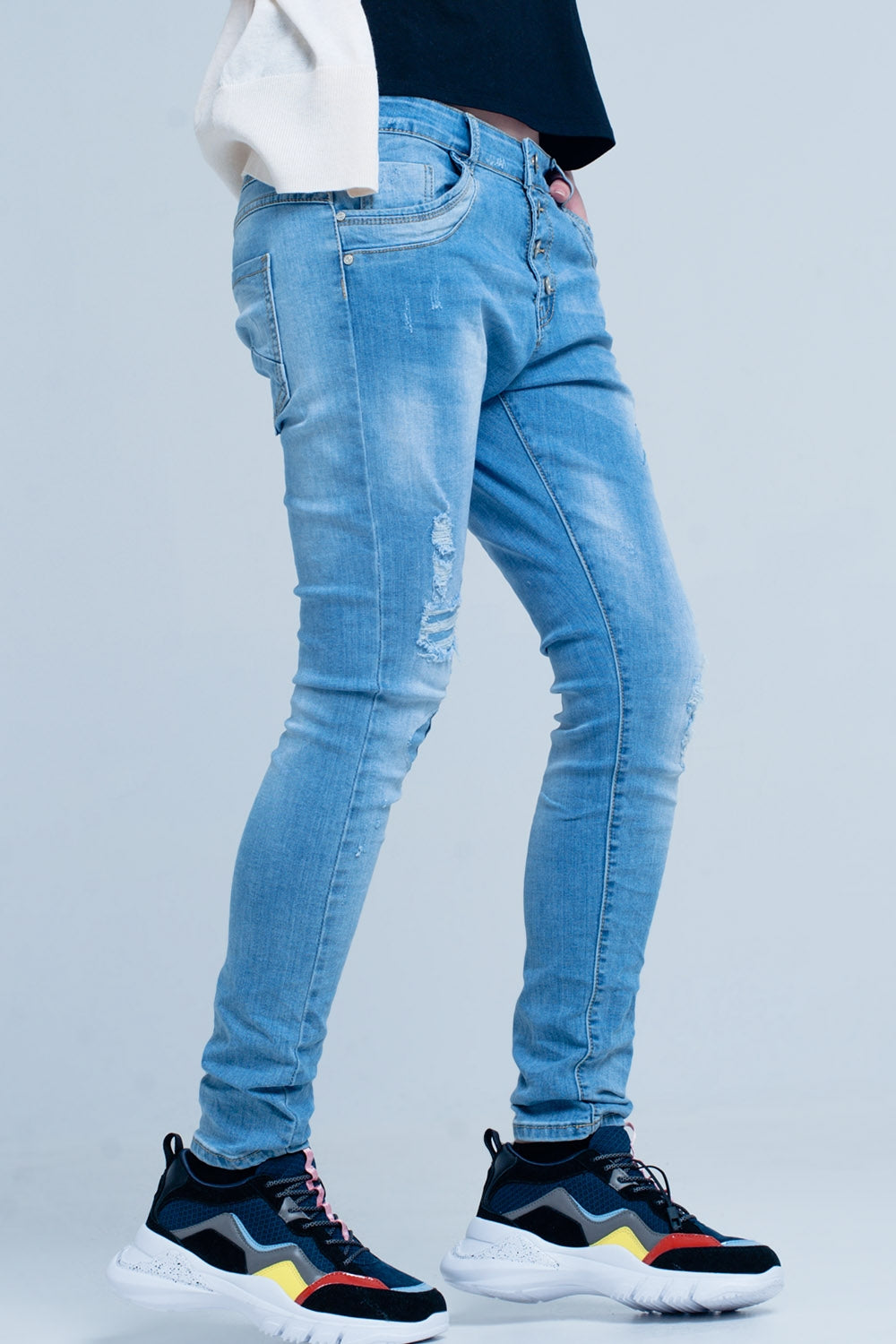 Vaqueros boyfriend rasgados con botones