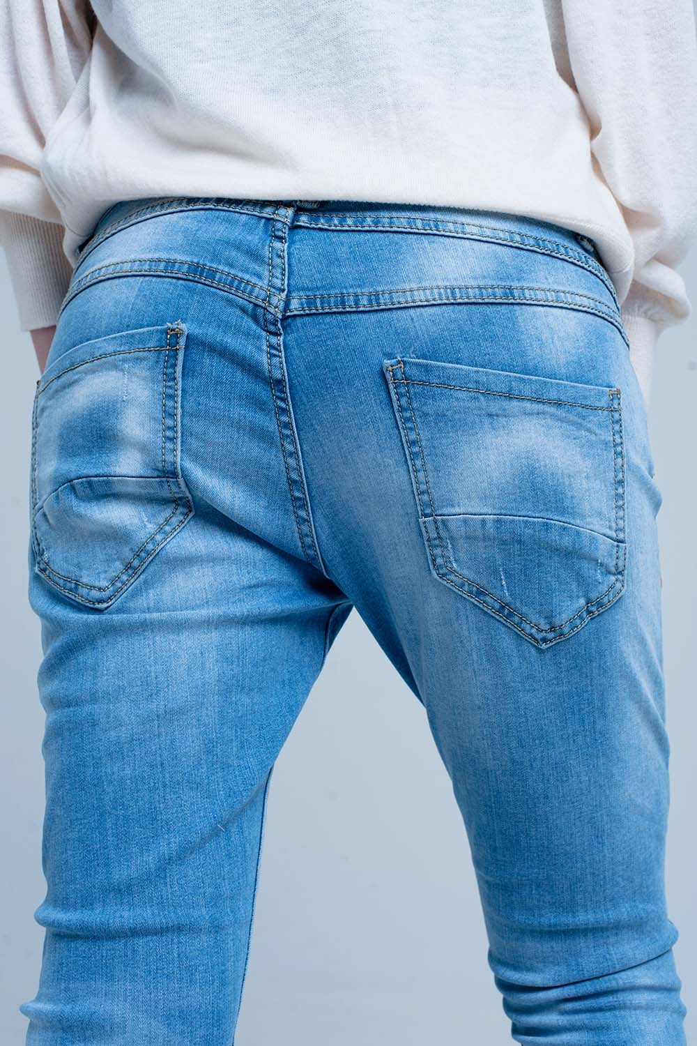 Vaqueros boyfriend rasgados con botones