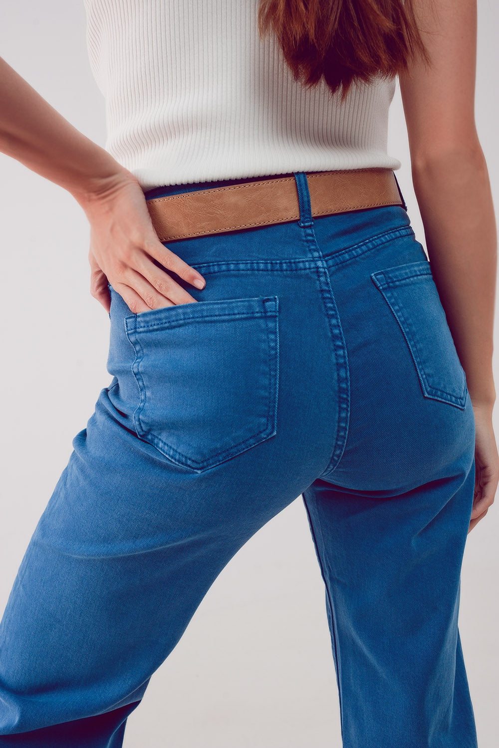 Vaqueros capri color azul detalle bolsillos