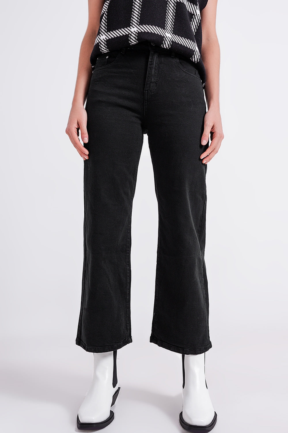 Vaqueros capri color negro de pernera ancha