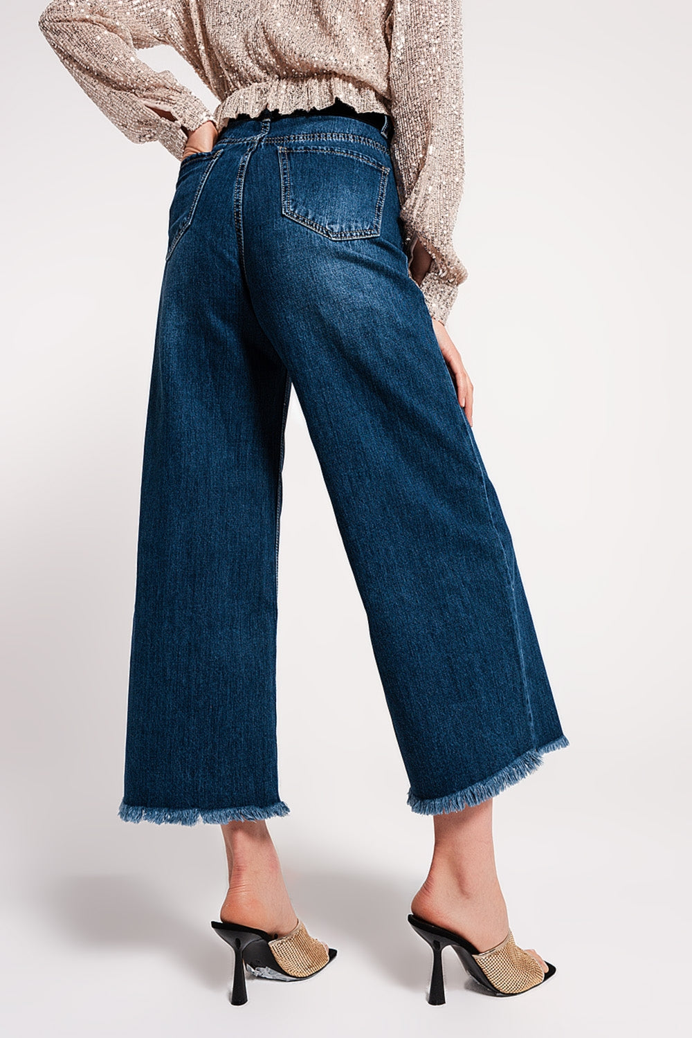 Vaqueros Cropped azul con bajos deshilachados
