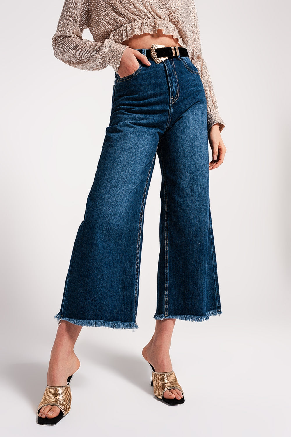 Vaqueros Cropped azul con bajos deshilachados