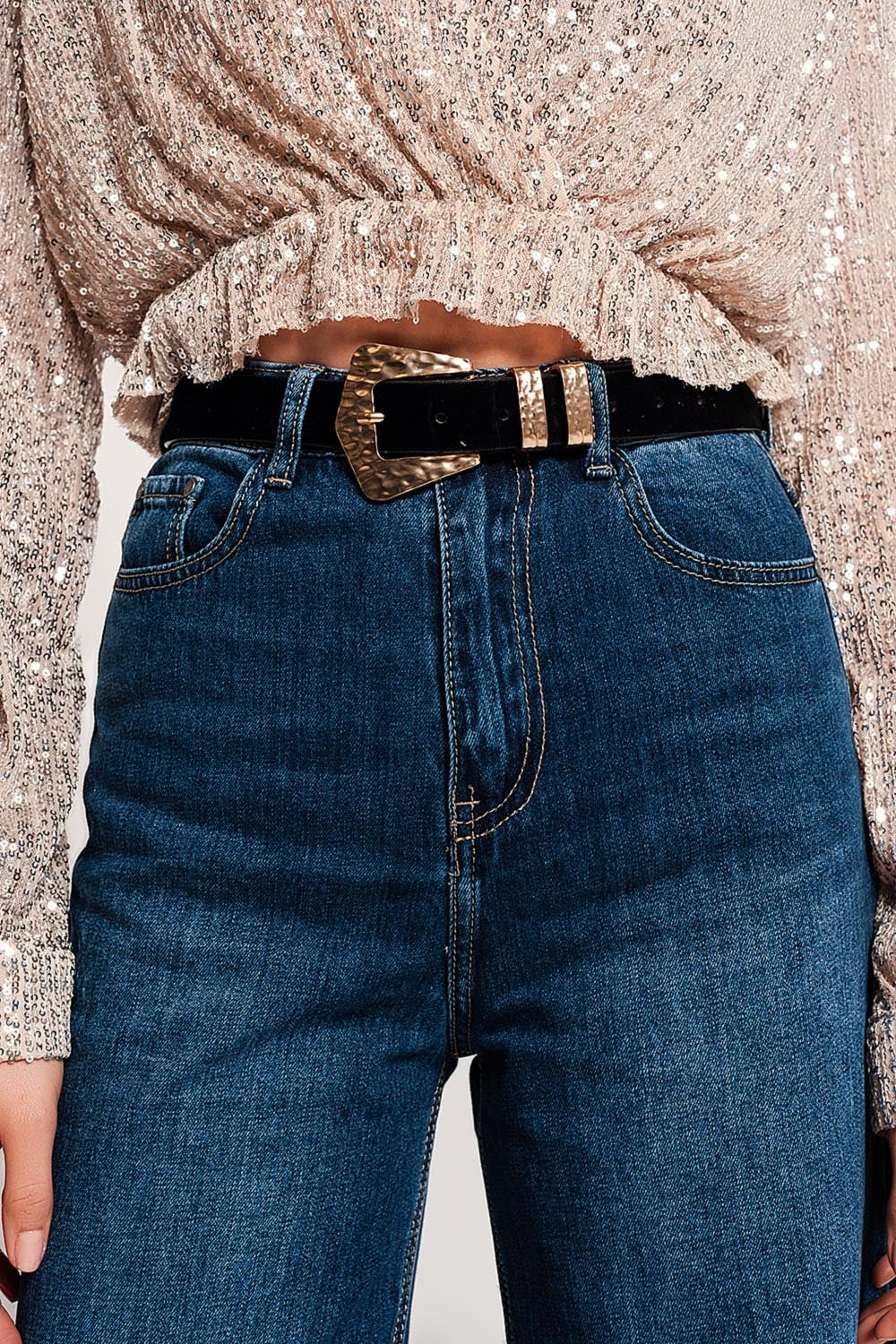 Vaqueros Cropped azul con bajos deshilachados