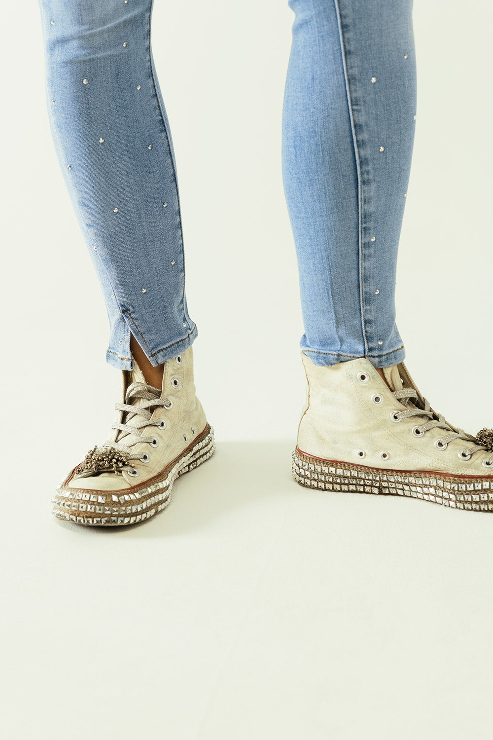 Vaqueros de cinco bolsillos con detalle brillante y cierre frontal