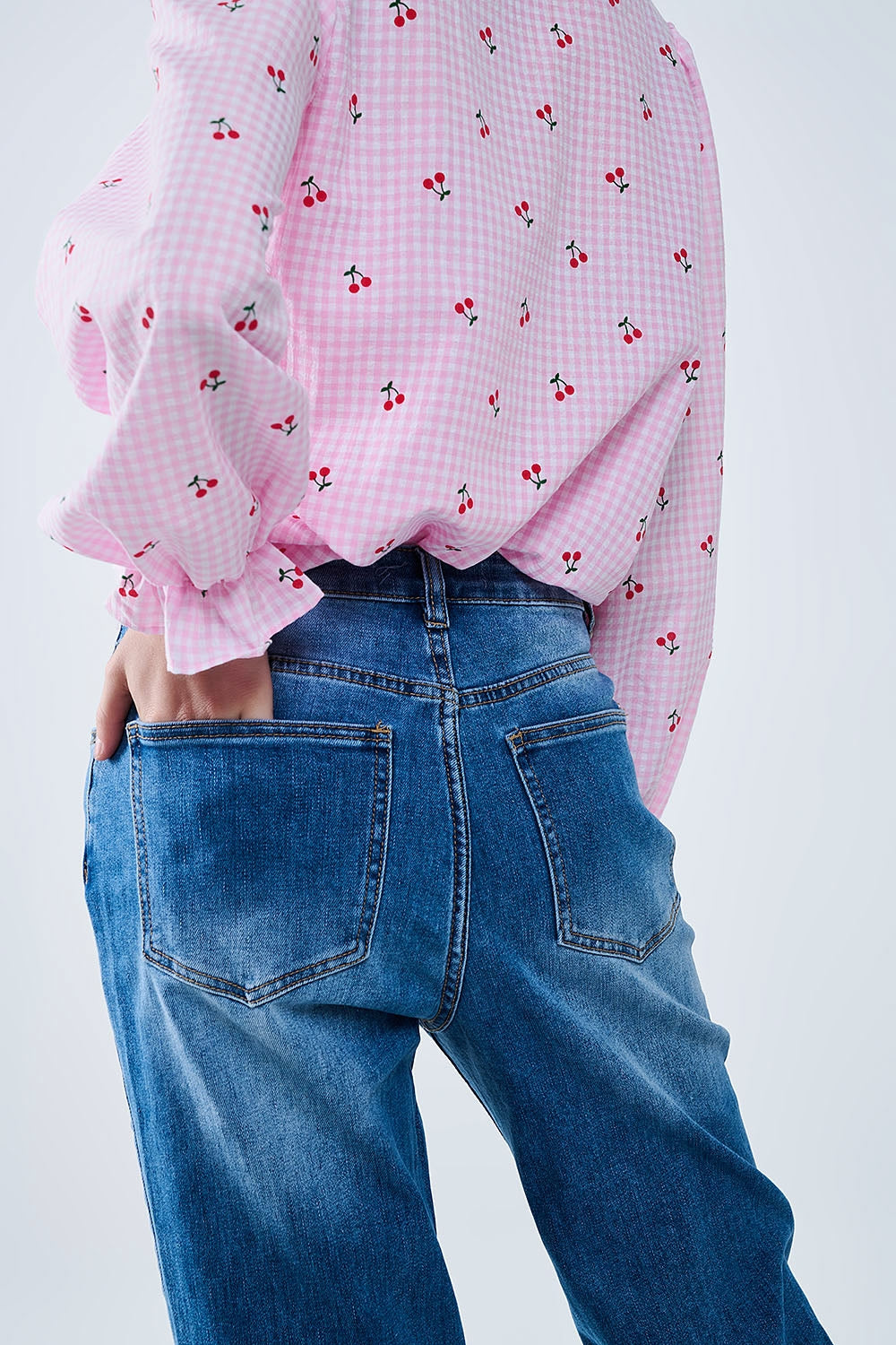 Vaqueros de corte recto con dobladillo y puños en lavado medio