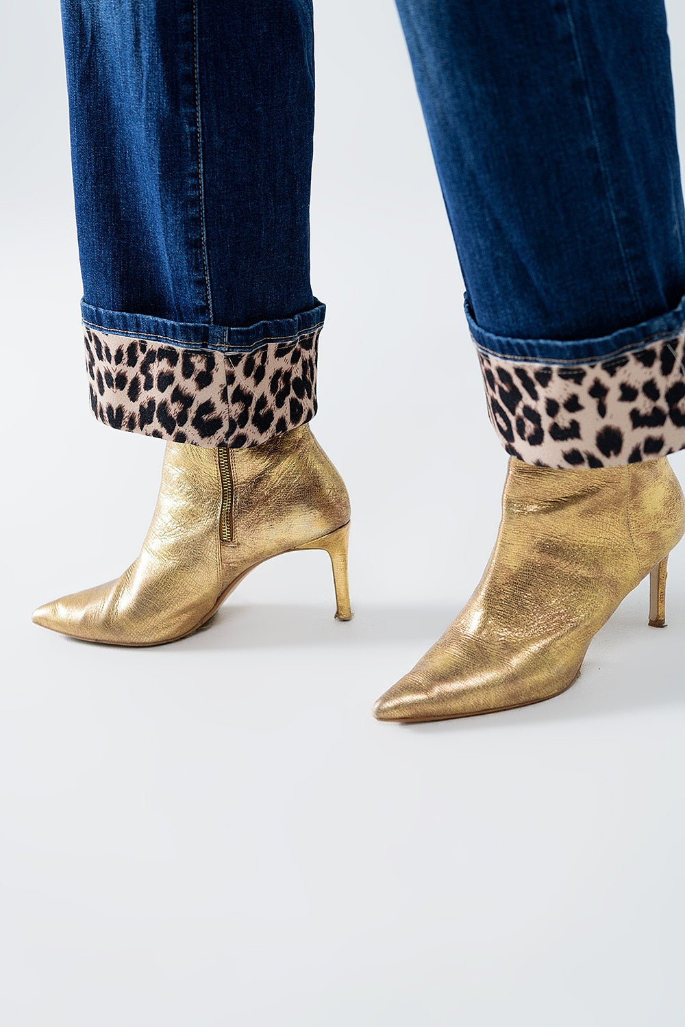 Vaqueros de pernera ancha con raya de leopardo en el bajo