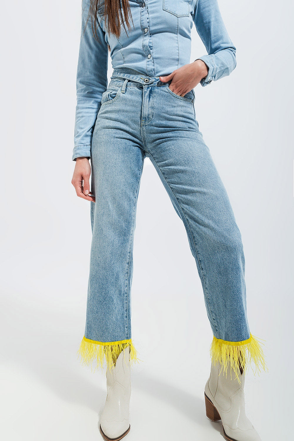 Q2 Vaqueros de pernera recta con plumas sintéticas en el bajo de color amarillo