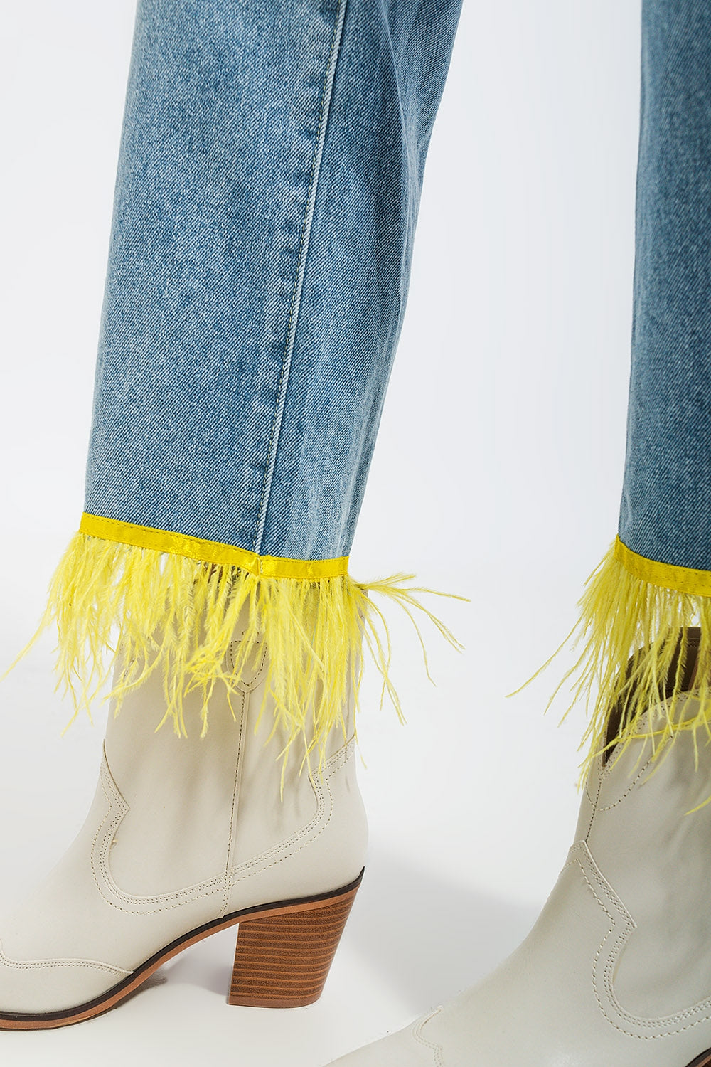 Vaqueros de pernera recta con plumas sintéticas en el bajo de color amarillo