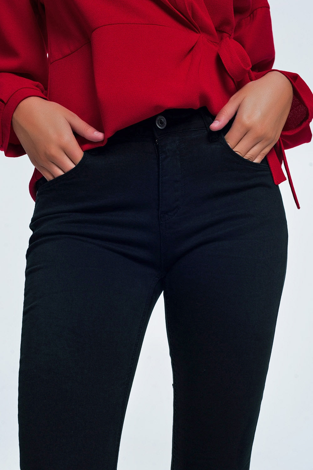 Pantalón vaquero pitillo de mujer en color negro, corte ajustado elástico con bolsillos funcionales.
