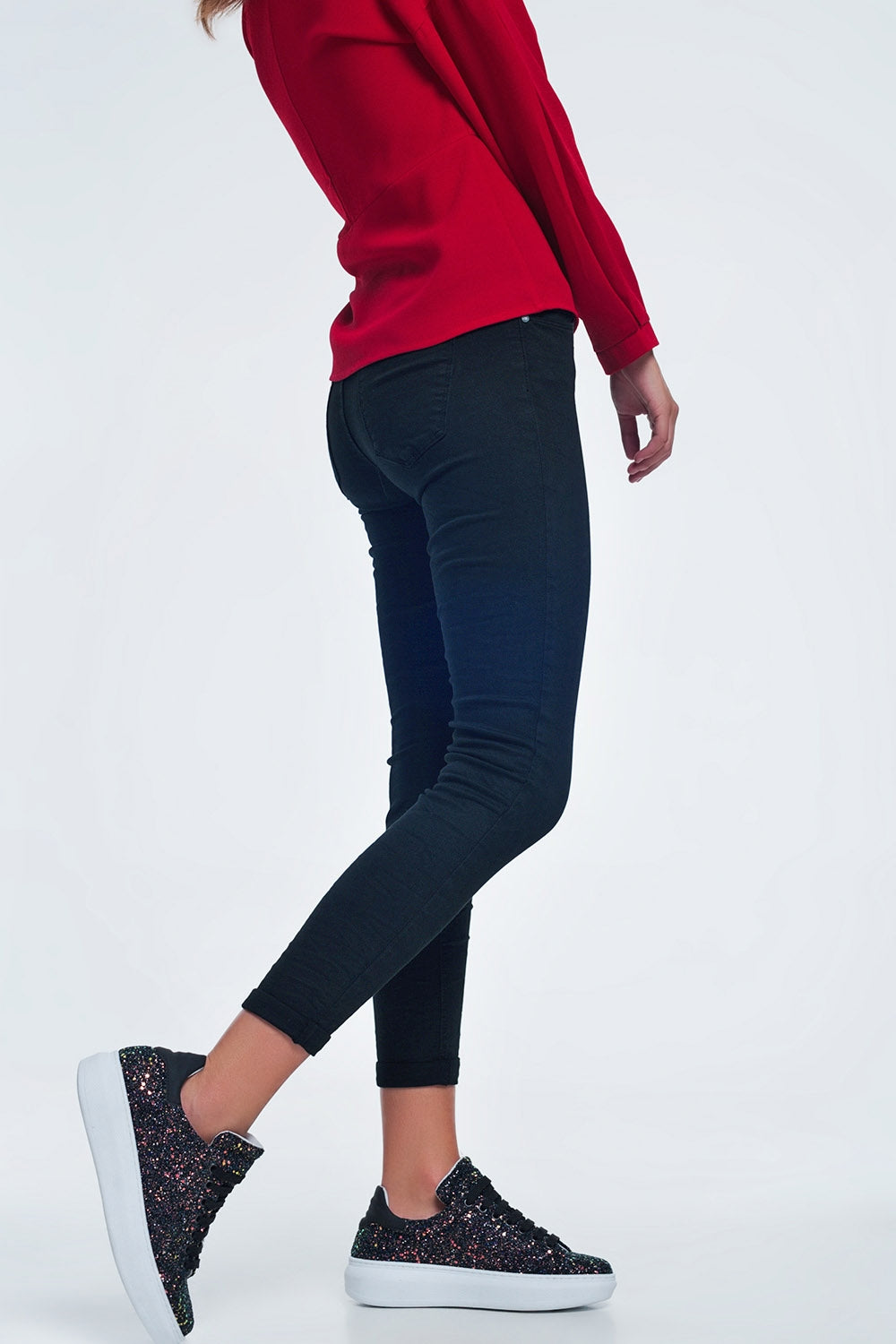 Pantalón vaquero pitillo de mujer en color negro, corte ajustado elástico con bolsillos funcionales.