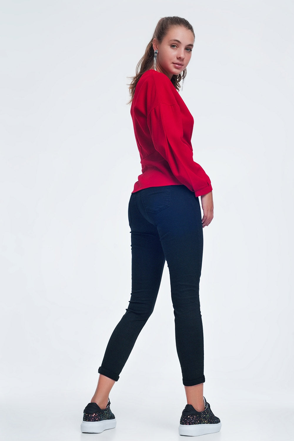Pantalón vaquero pitillo de mujer en color negro, corte ajustado elástico con bolsillos funcionales.