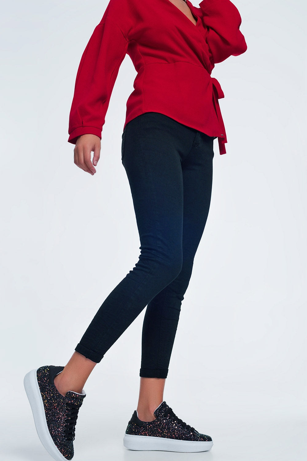 Pantalón vaquero pitillo de mujer en color negro, corte ajustado elástico con bolsillos funcionales.