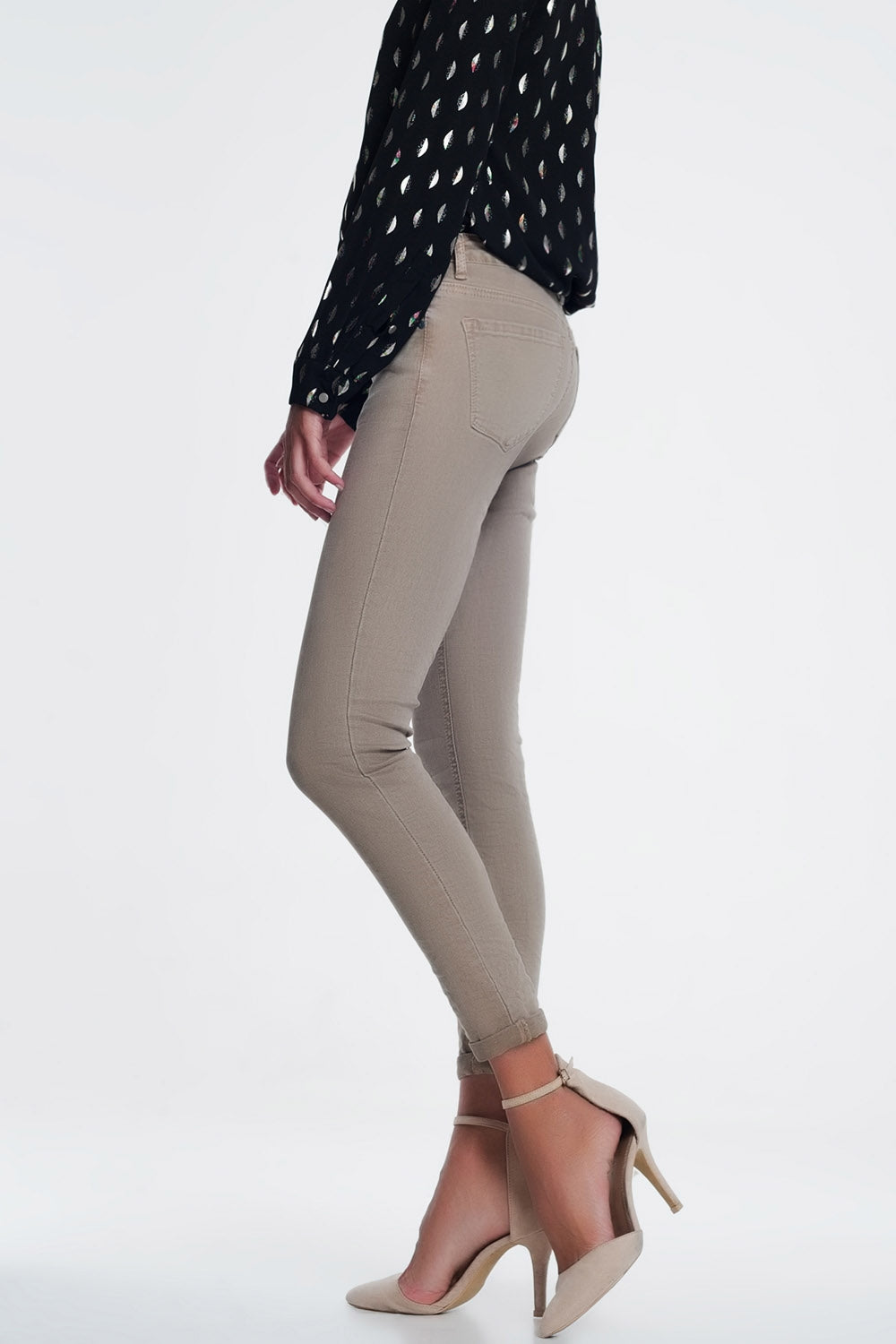 Vaqueros pitillo de talle alto para mujer en color beige arena, tejido elástico con bolsillos delanteros y traseros.