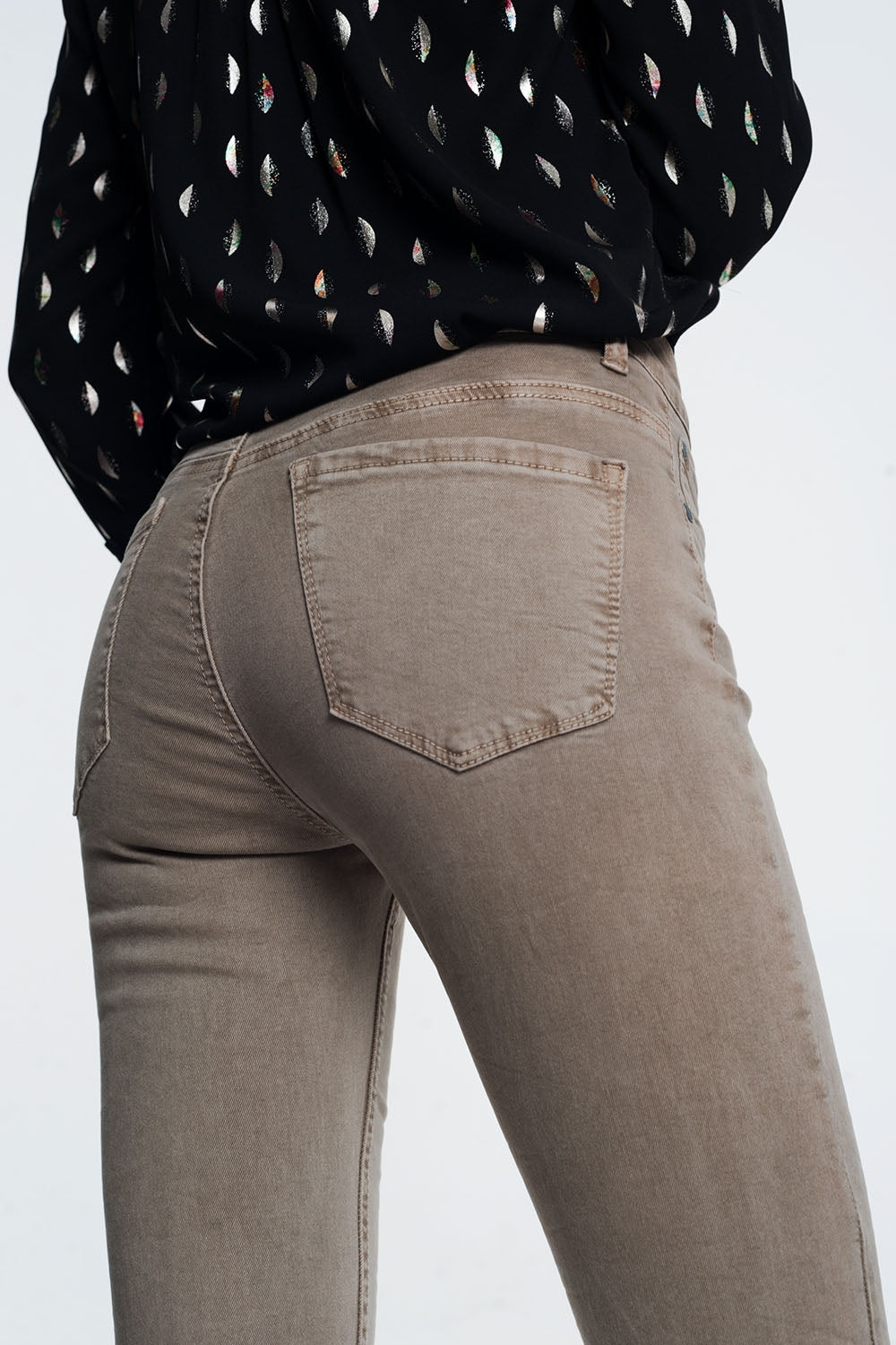 Vaqueros pitillo de talle alto para mujer en color beige arena, tejido elástico con bolsillos delanteros y traseros.