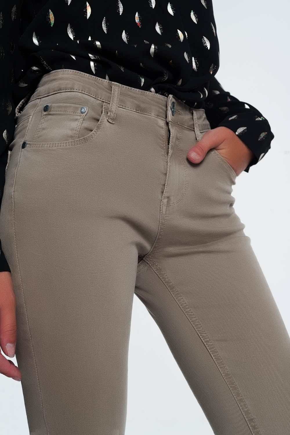 Vaqueros pitillo de talle alto para mujer en color beige arena, tejido elástico con bolsillos delanteros y traseros.