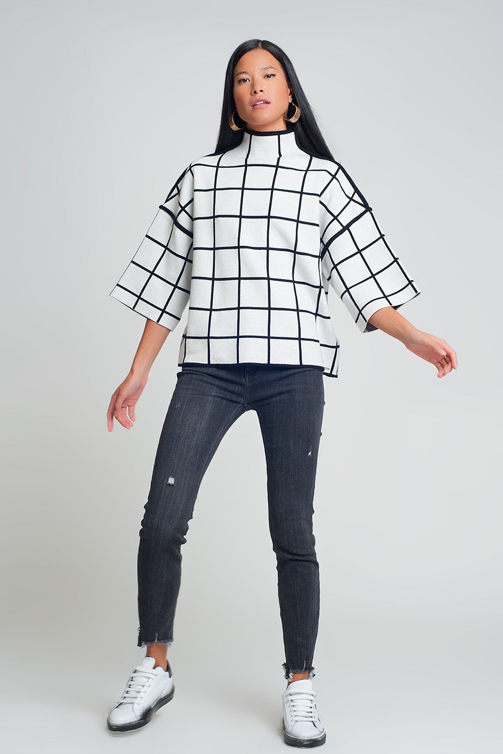 Vaqueros de talle medio en negro con bajo sin rematar