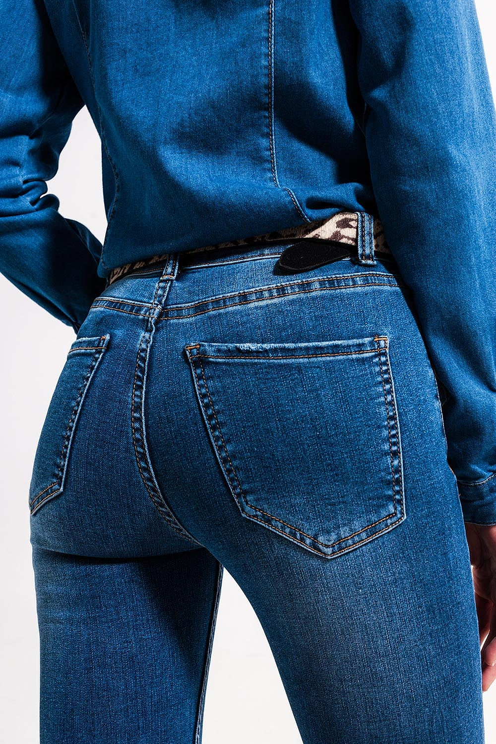 Vaqueros elásticos de corte pitillo y talle alto con lavado azul medio