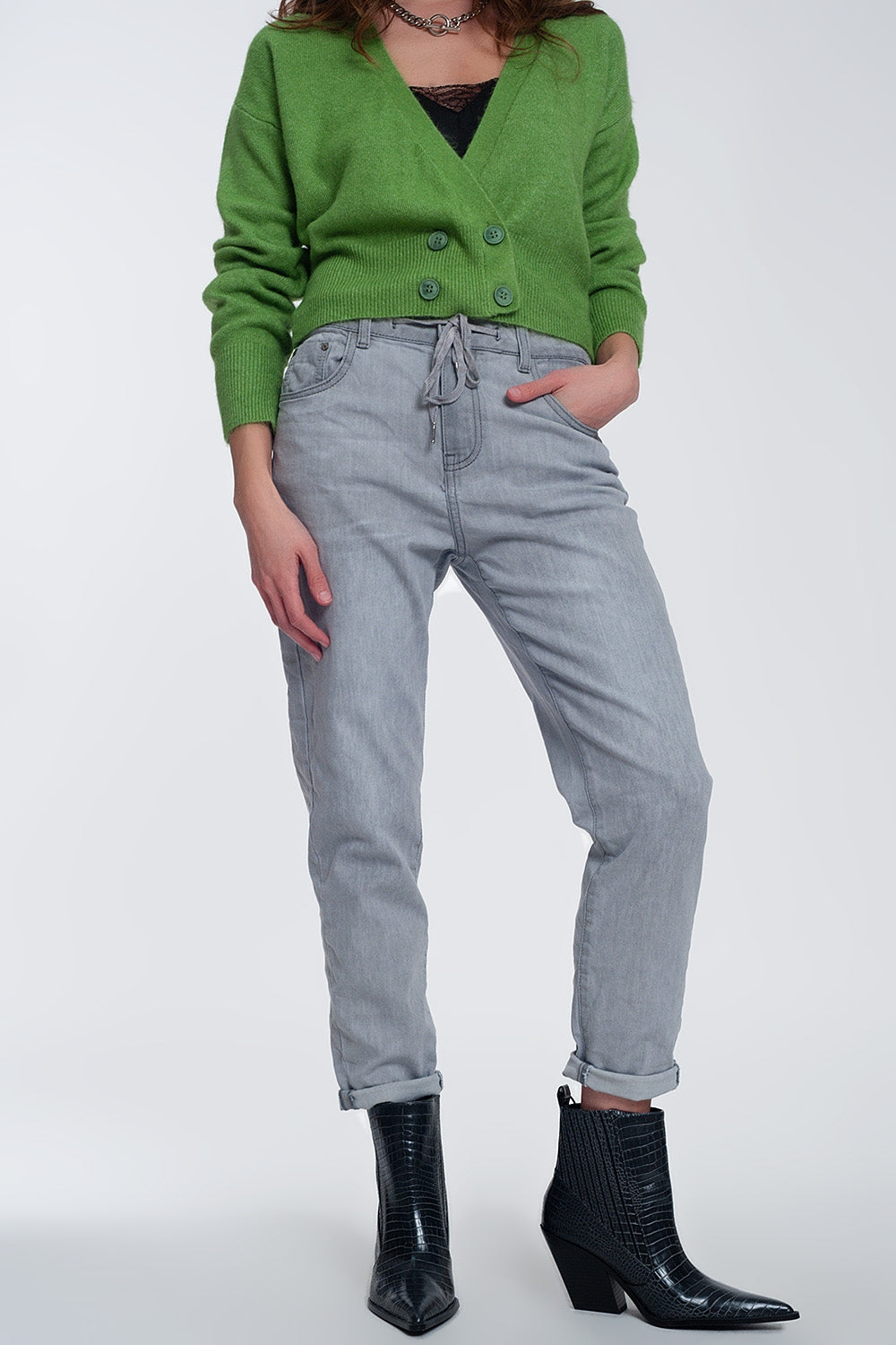 Vaqueros estilo jogger ligeros con lavado medio en color gris