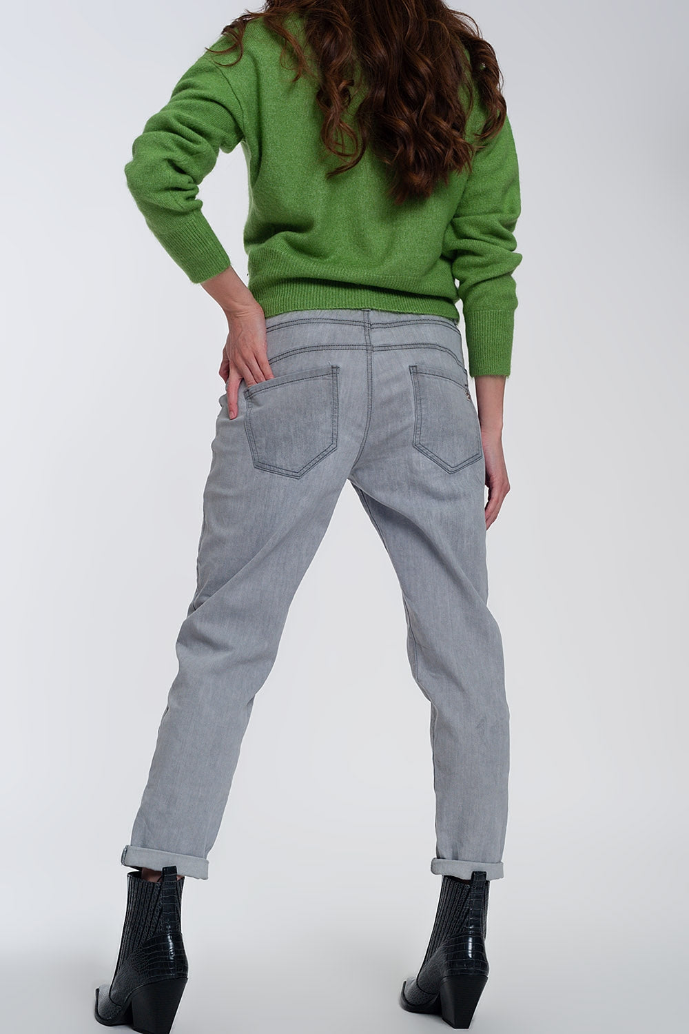 Vaqueros estilo jogger ligeros con lavado medio en color gris