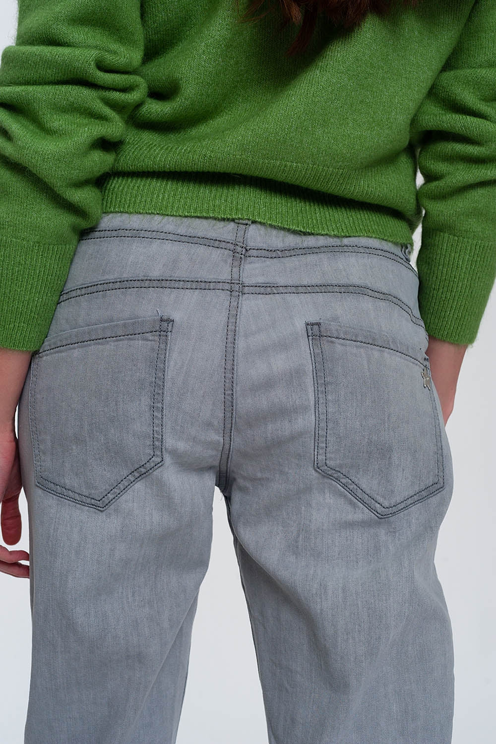 Vaqueros estilo jogger ligeros con lavado medio en color gris