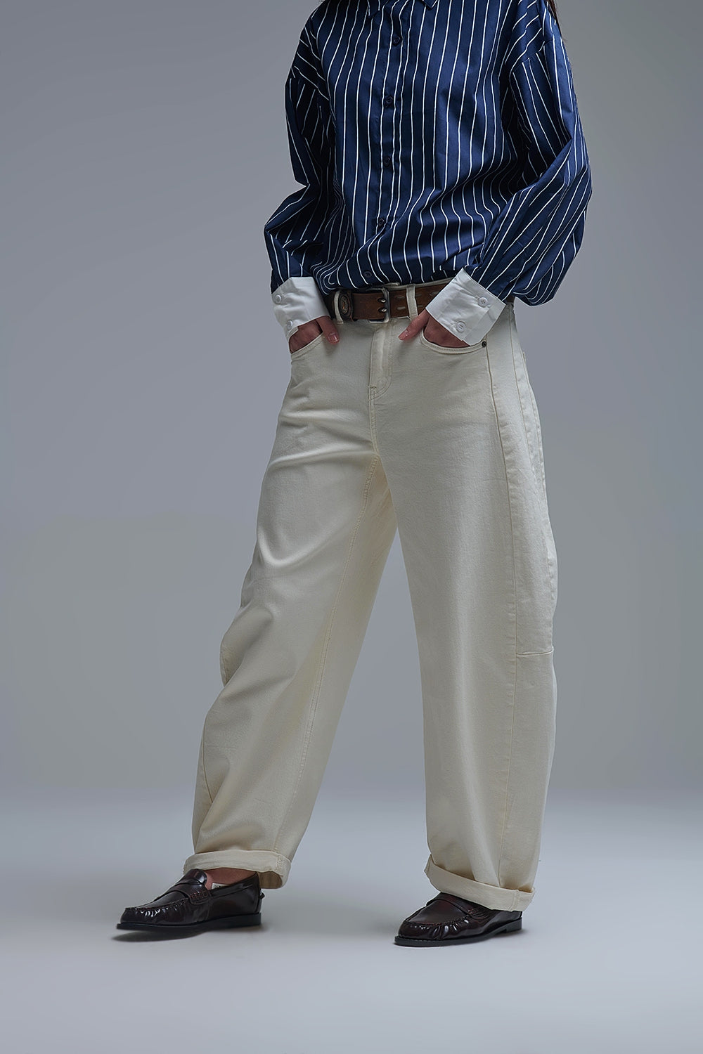 Vaqueros globo en color crema con bolsillos