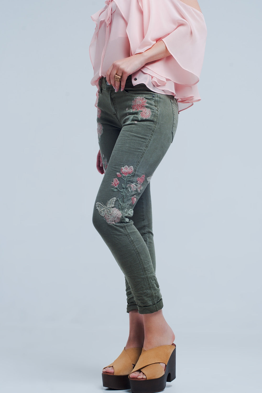 Q2 Vaqueros khaki con bordado floral