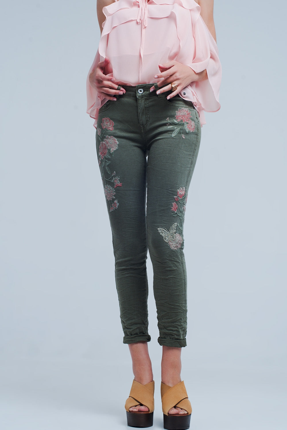 Vaqueros khaki con bordado floral