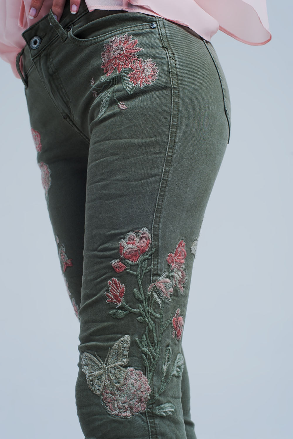 Vaqueros khaki con bordado floral