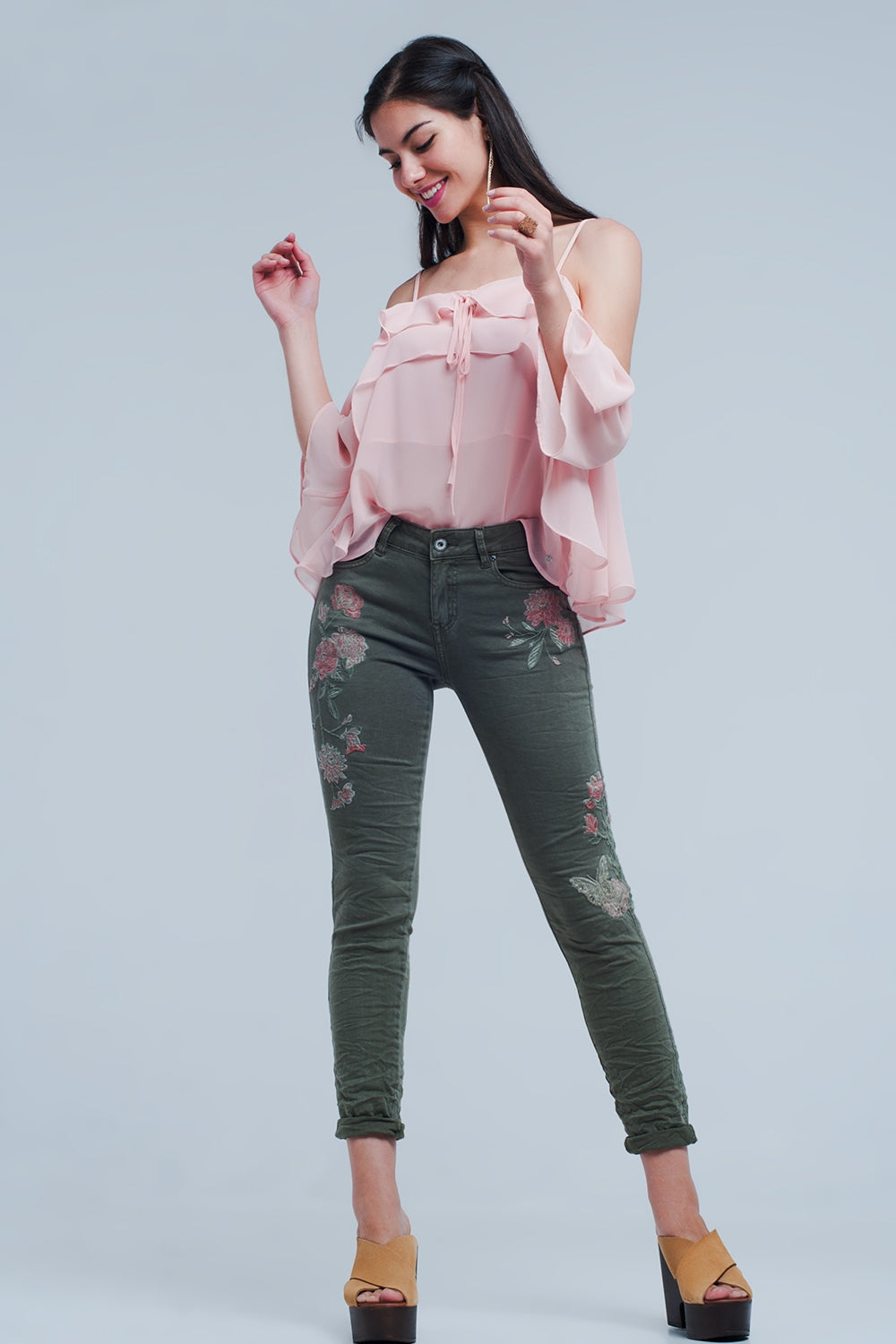 Vaqueros khaki con bordado floral